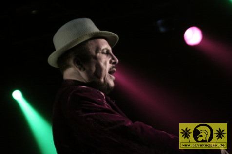Dennis Alcapone (Jam) with Soulfood International 15. Chiemsee Reggae Festival - Übersee - Tent Stage 14. August 2009 (9).JPG